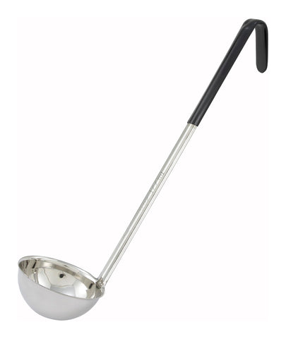 Cucharón Winco de acero inoxidable con mango negro para porciones precisas en la cocina.