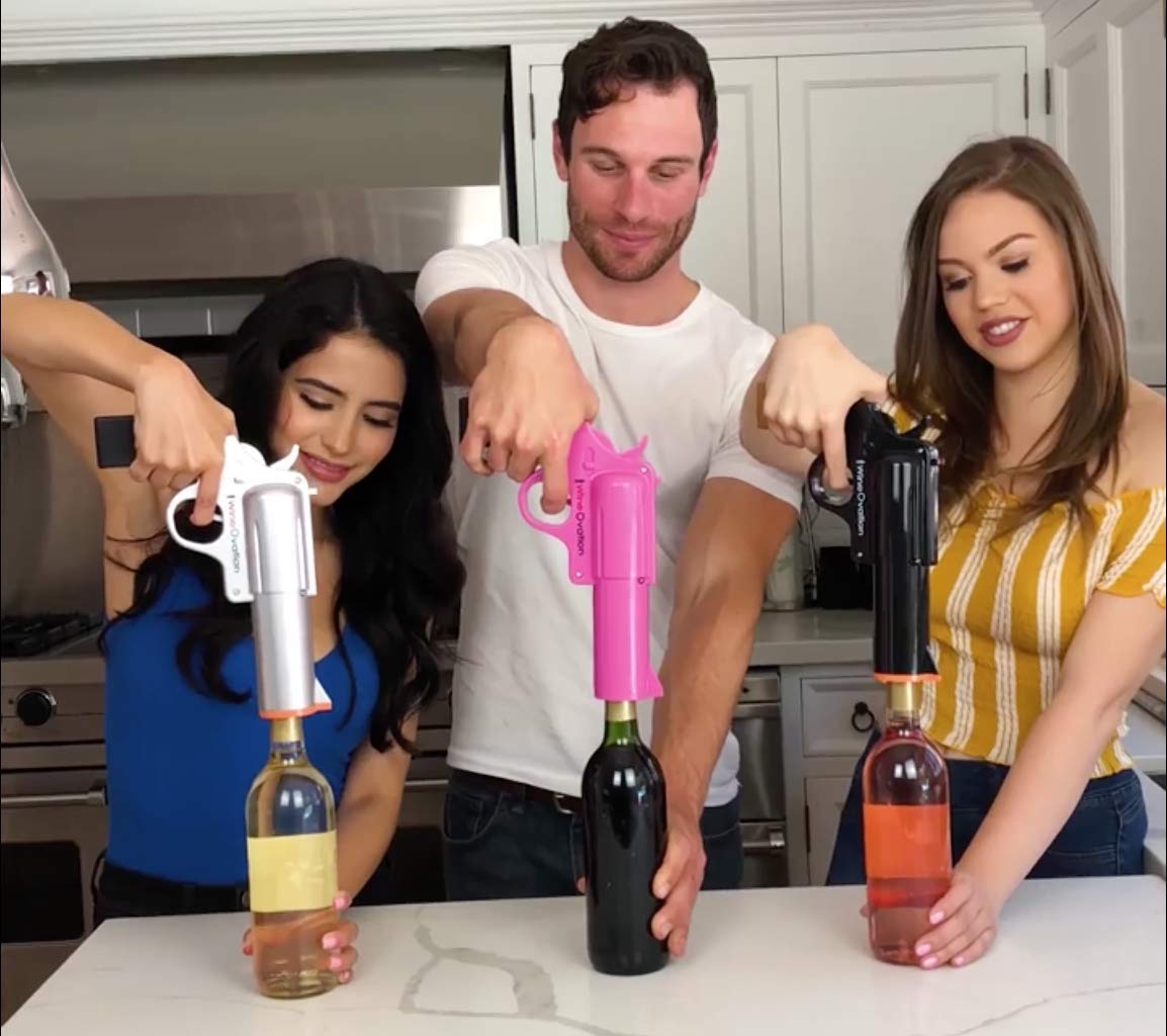 Diseño ergonómico negro de WineOvation para manejo cómodo