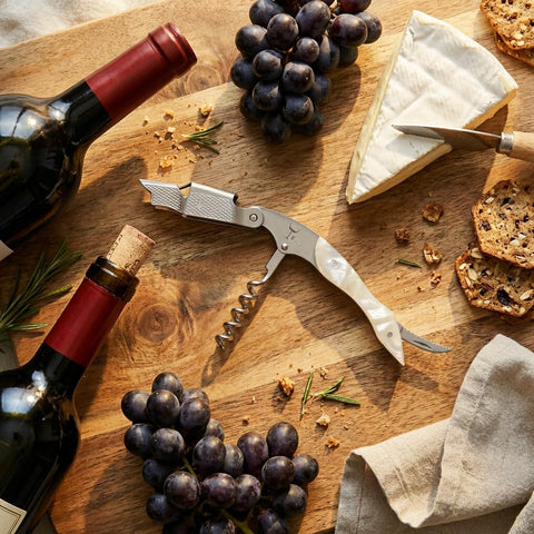 Wino Wine Key junto a botella para escala, tamaño portátil