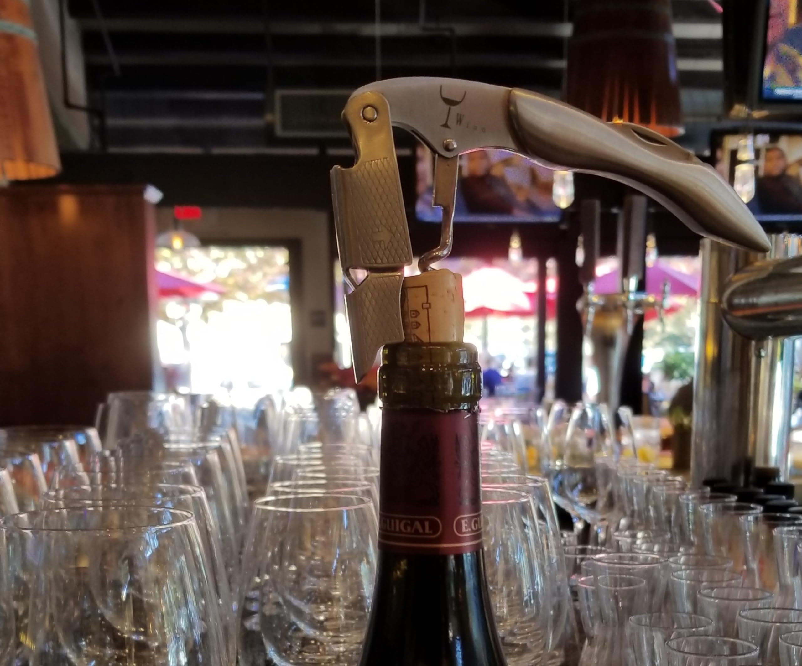 Wino Wine Key en mano durante apertura, ergonomía y control