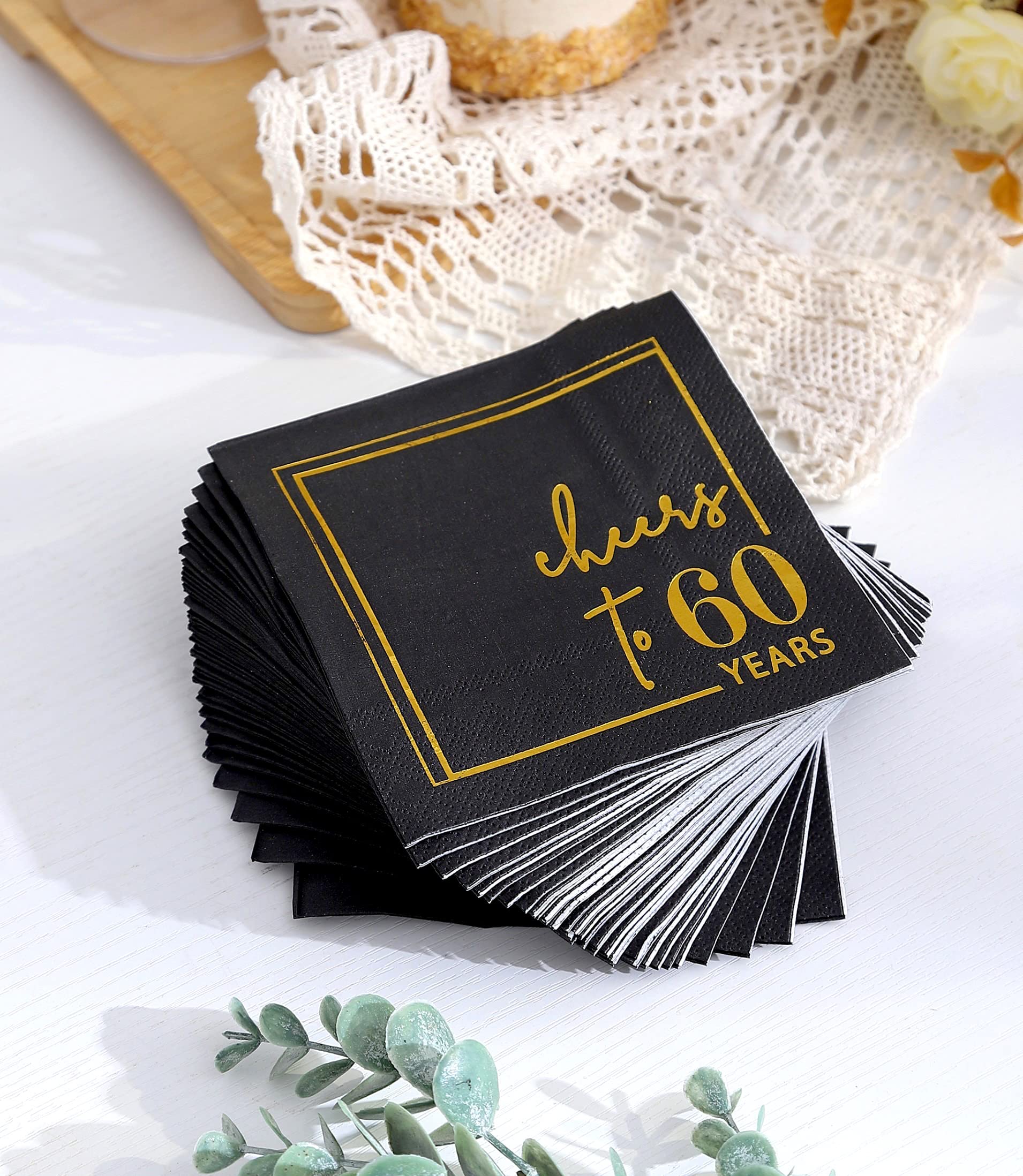 Diseño negro y dorado de Winoo Design, perfecto para fiestas temáticas.