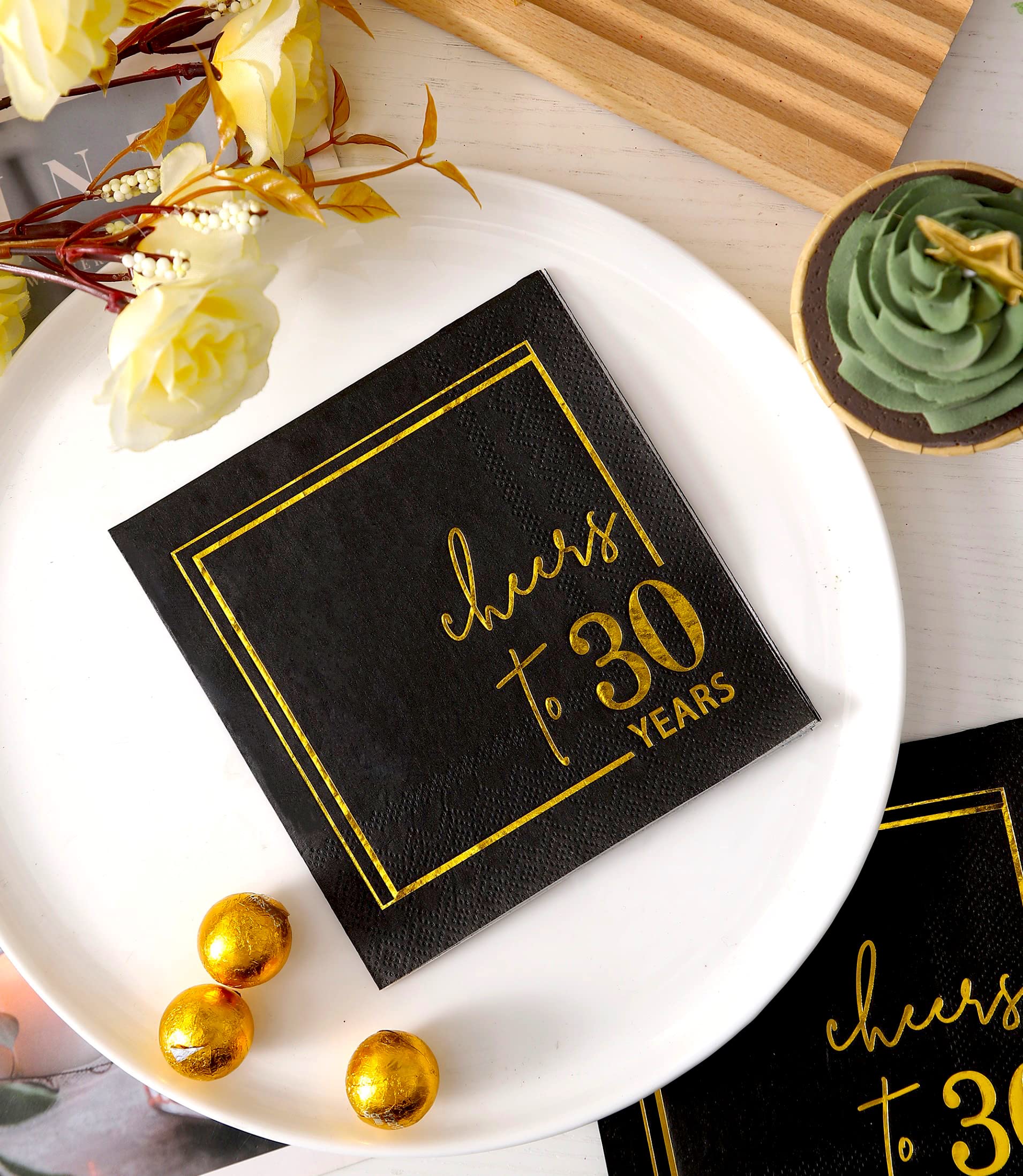 Diseño dorado y negro de Winoo Design para decoraciones elegantes de aniversario.