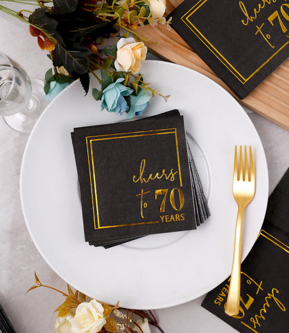 Winoo Design Cheers to Years, apiladas listas para servicio en fiestas y eventos.