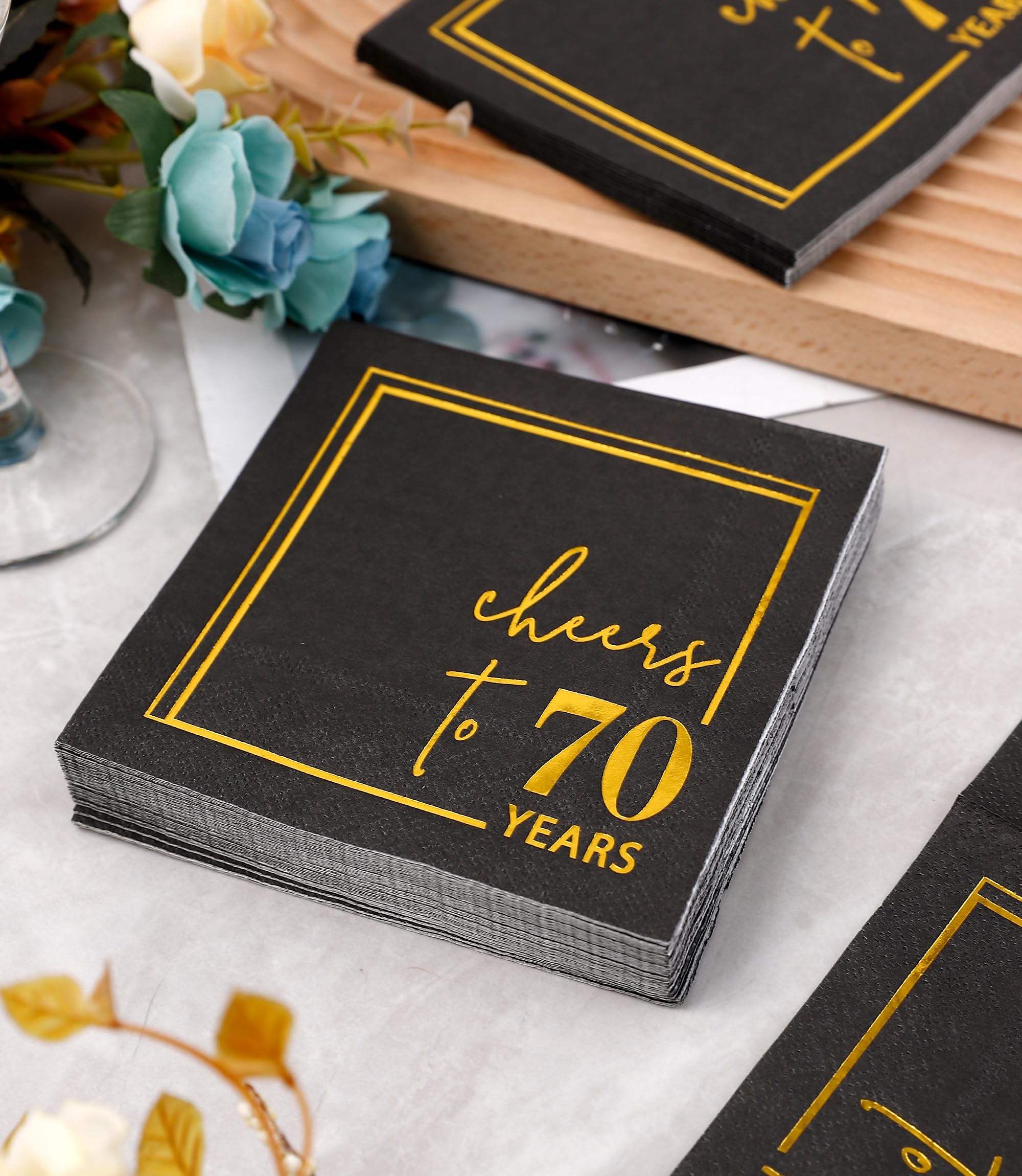 Cheers to Years de Winoo Design, decoracion de aniversario 70 con toque dorado.