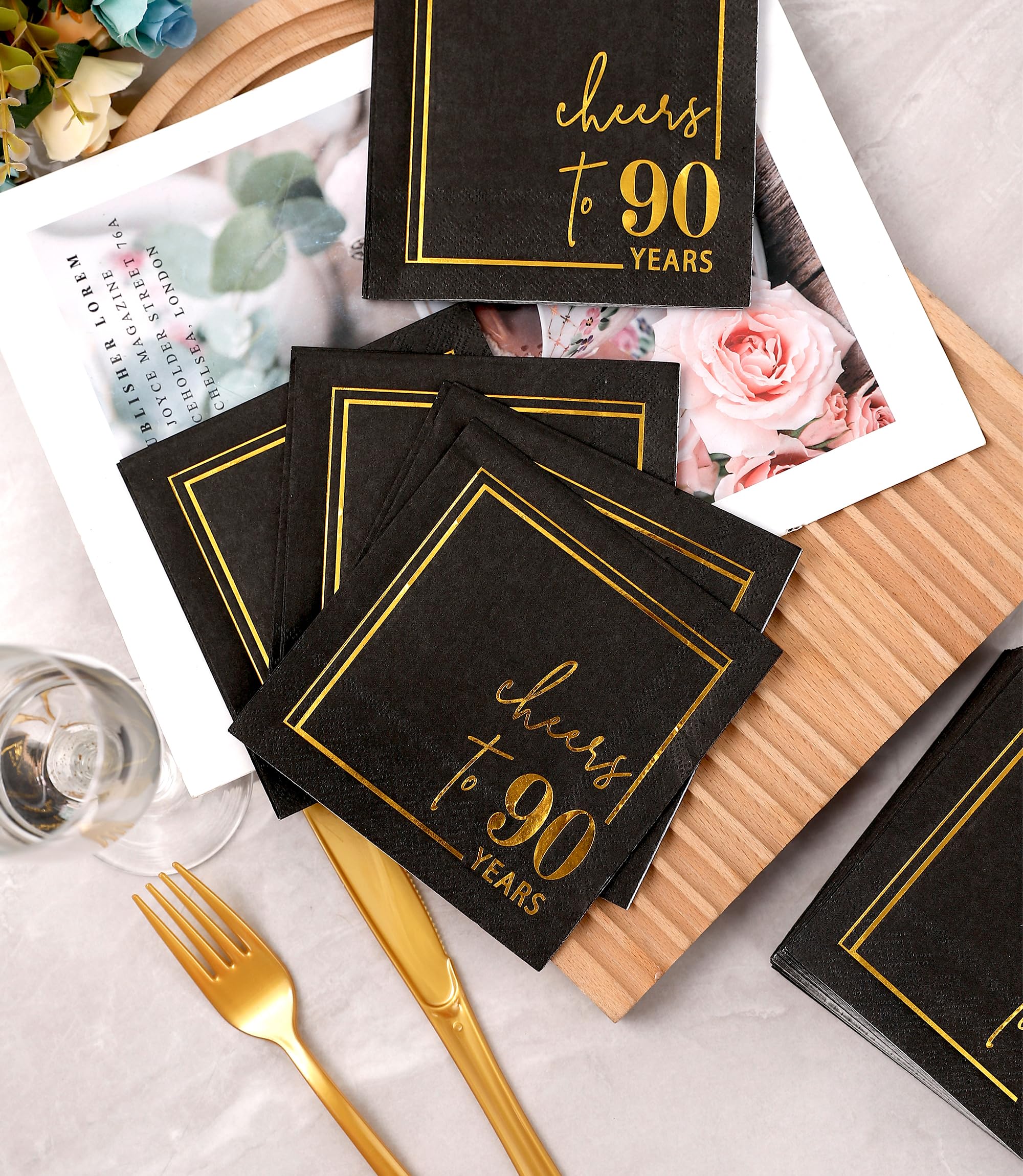 Presentación de lujo: servilletas doradas para mesas de bodas o aniversarios.