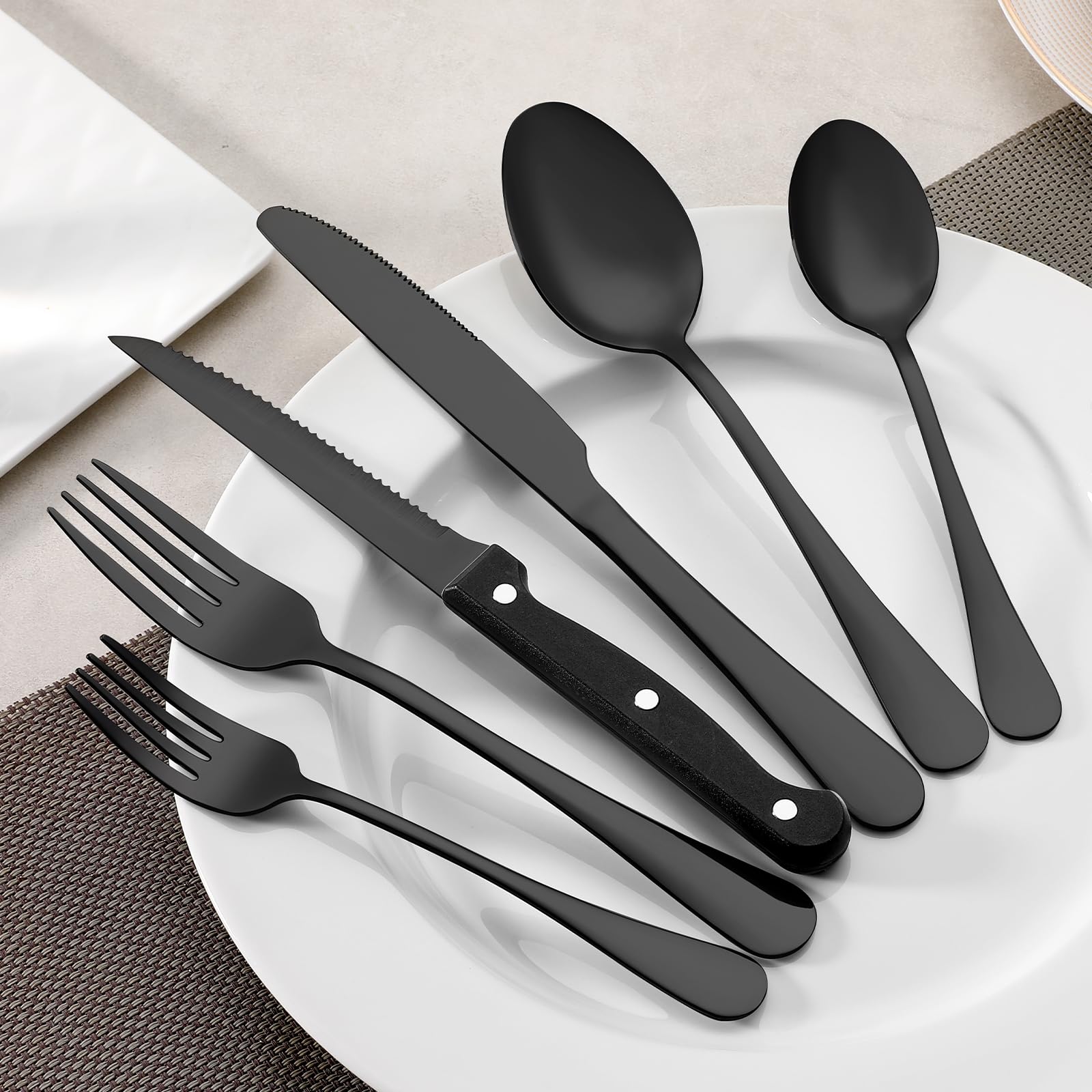 Presentación elegante de cuchillos filete negros WISKEMA para mesa y restaurante.