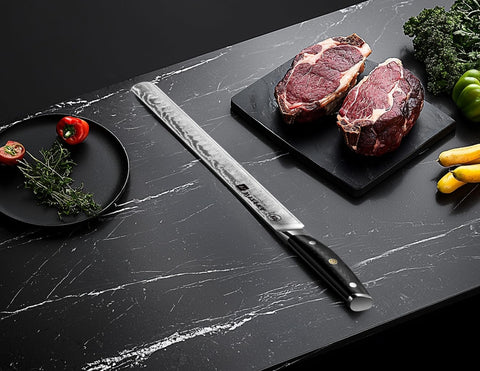 Corte preciso de asados con el cuchillo WIZEKA para rebanar piezas grandes.