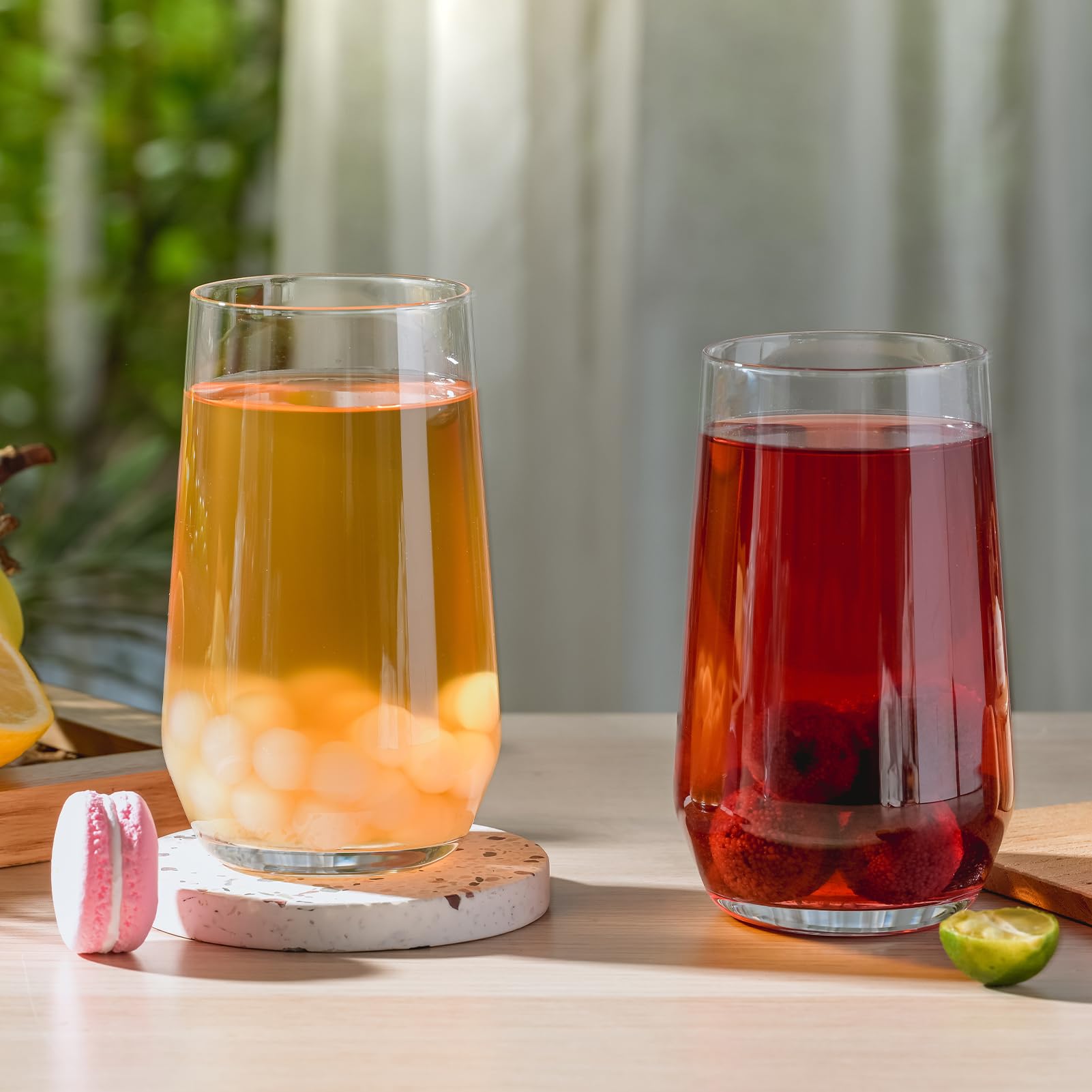 Diseño transparente elegante realza colores y capas de bebidas.