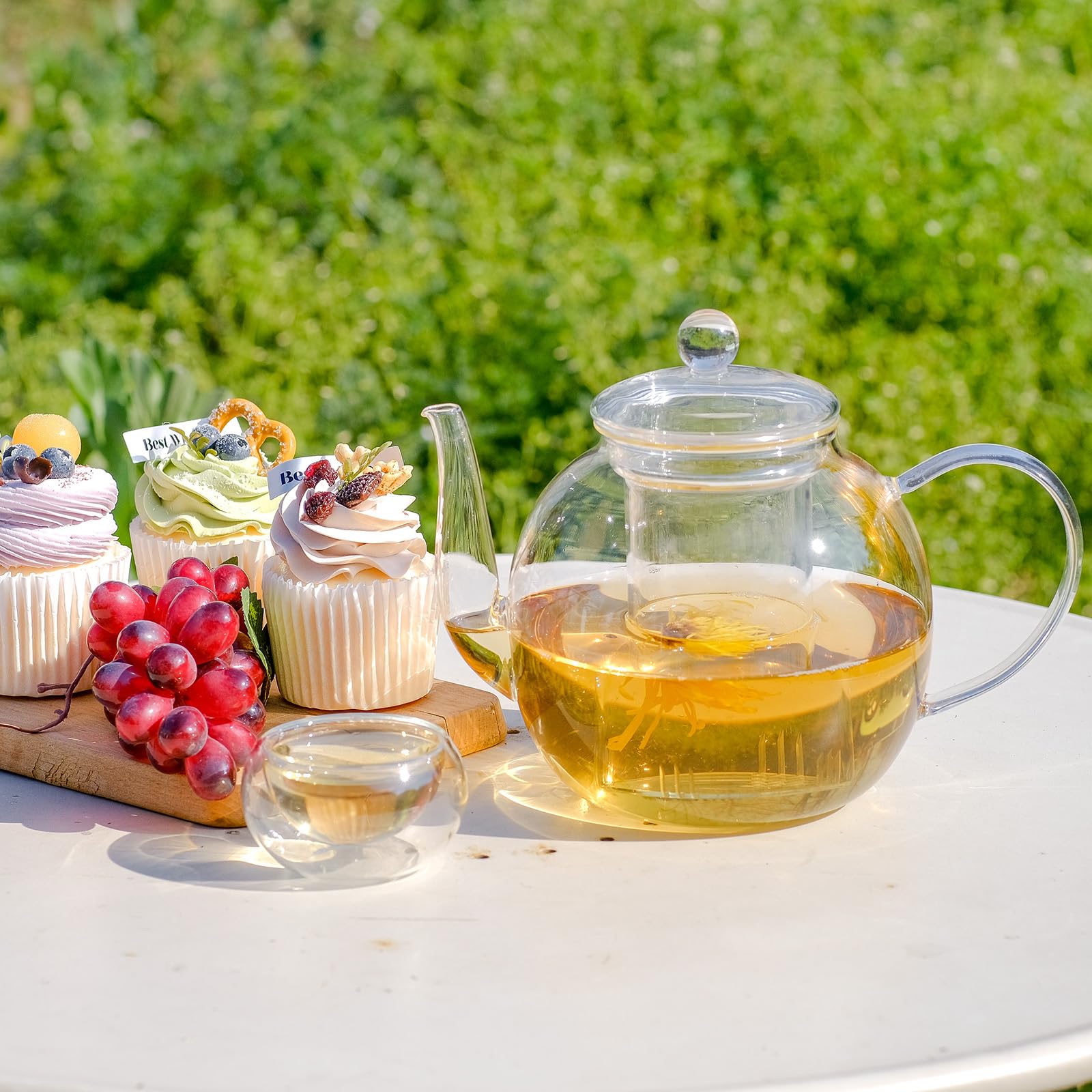 Preparación de té floral y herbal con infusor de alta calidad.