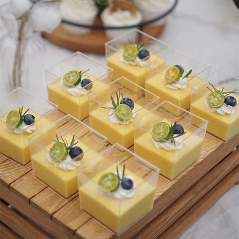 Cucharas incluidas para servir postres sin utensilios extra.