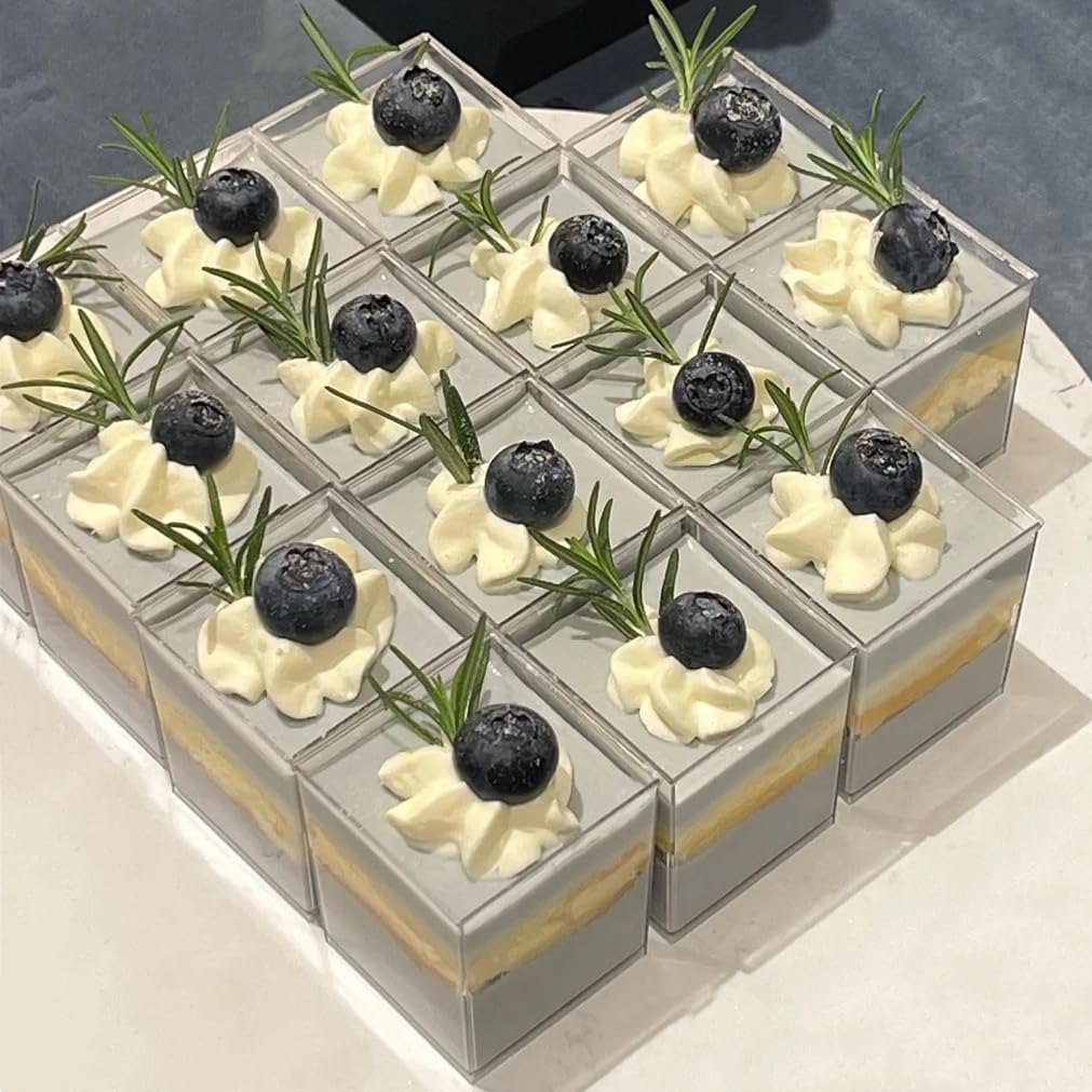 Uso versátil: postres, mousses, pudines y frutas en vasos cuadrados.