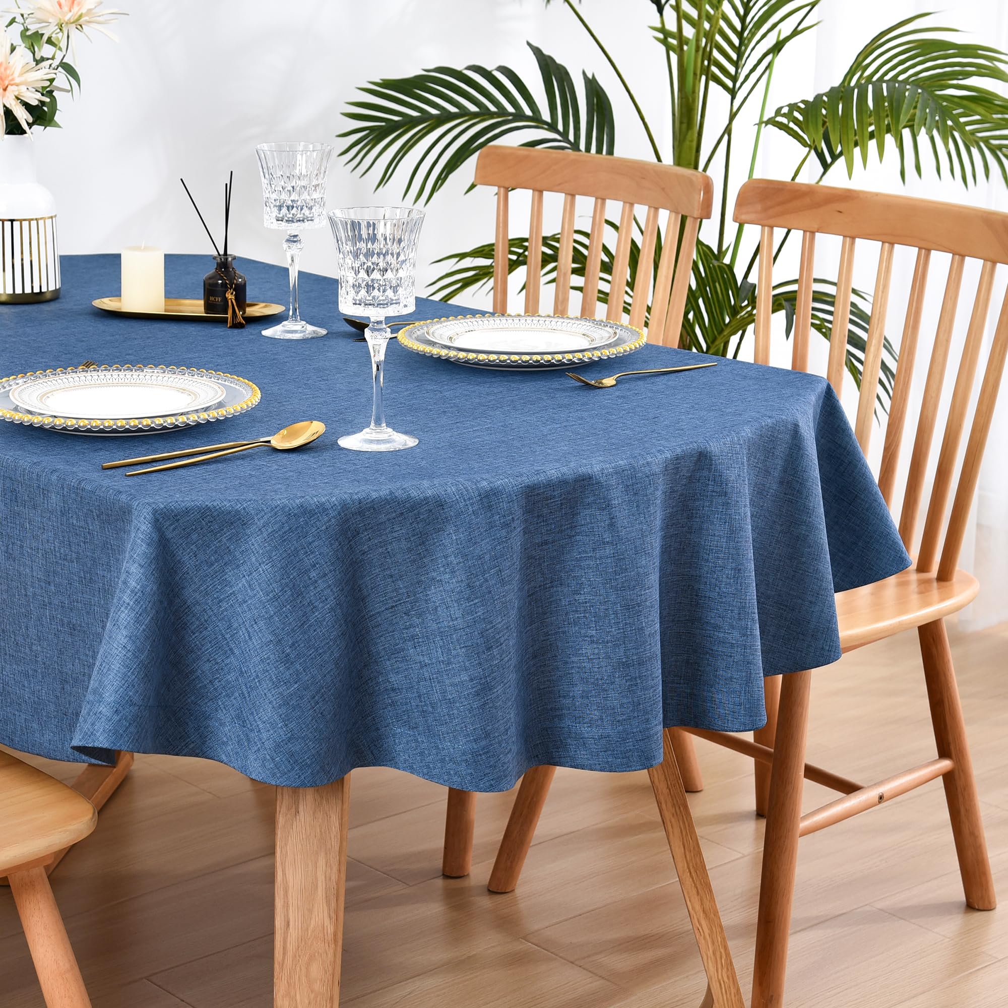Mantel Wolkemer ovalado en mesa protege la superficie y aporta elegancia.