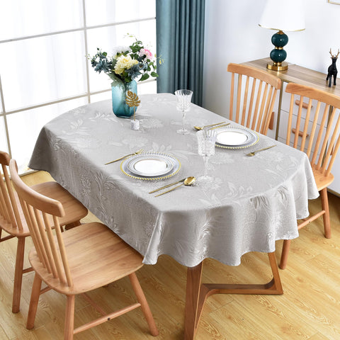 Detalle damasco floral gris de Wolkemer aporta elegancia a la mesa.