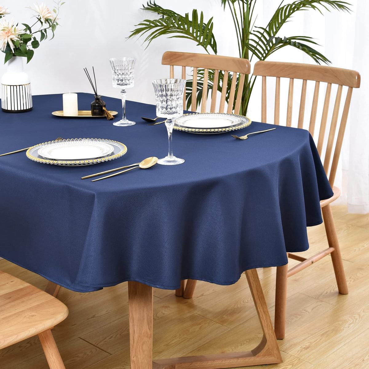 Mantel ovalado Wolkemer en azul marino protege la mesa y aporta elegancia.