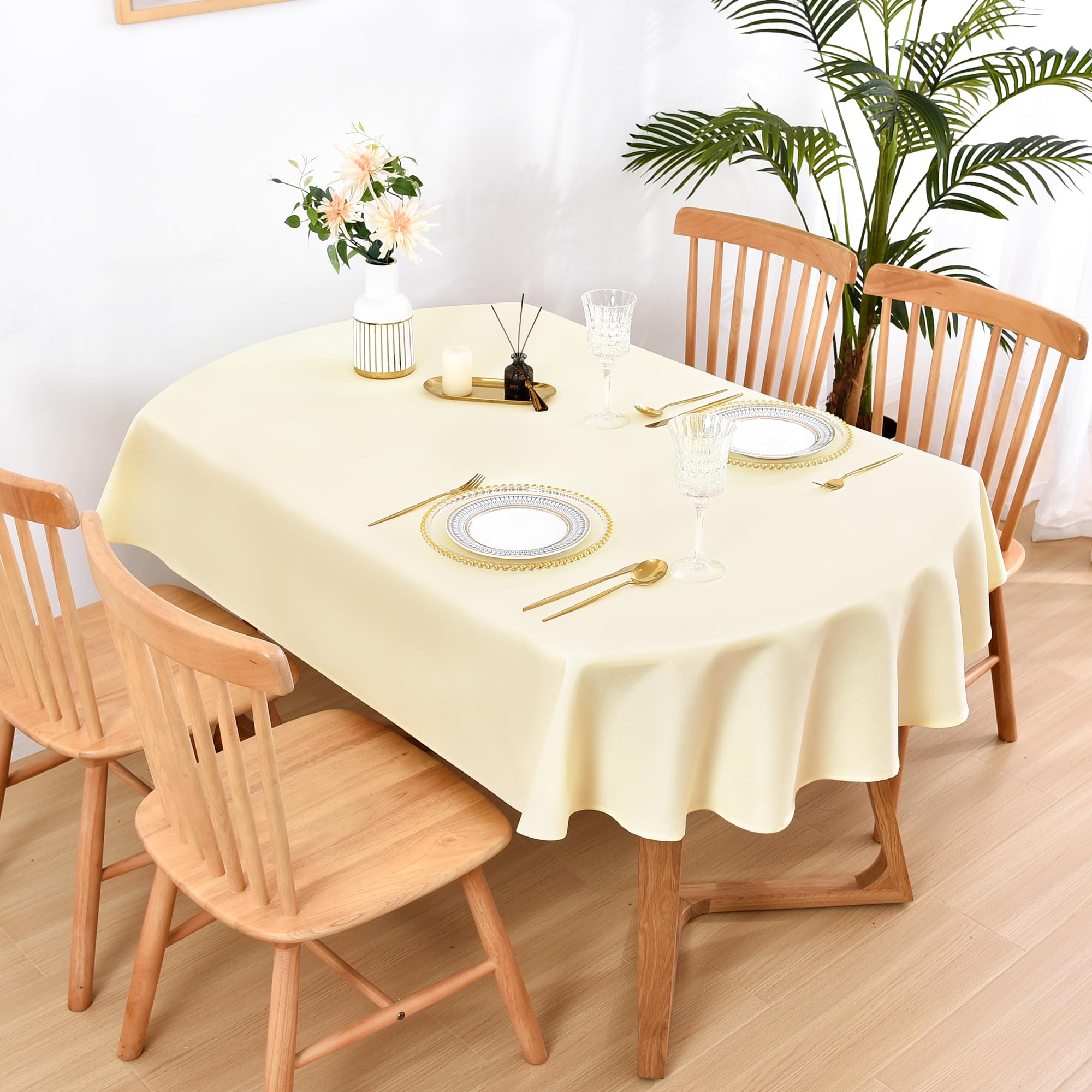 Mantel oval Wolkemer marfil con borde limpio, ideal para cenas elegantes.