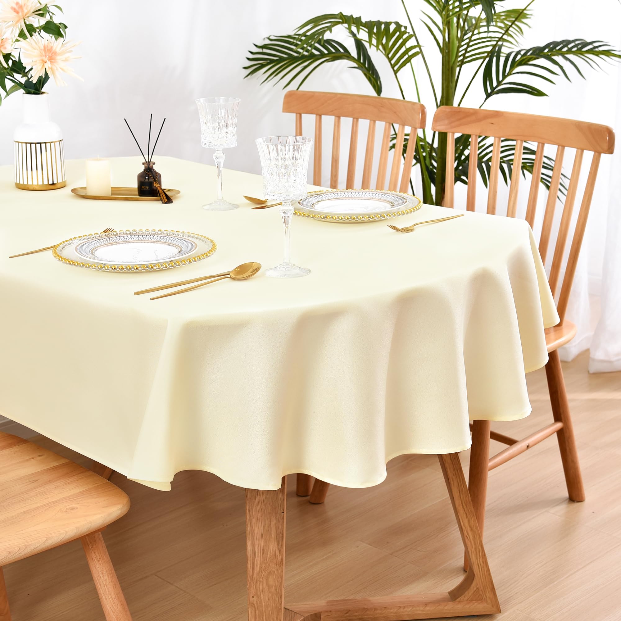Mantel oval Wolkemer marfil sobre mesa, tejido de poliéster suave y duradero para uso diario.