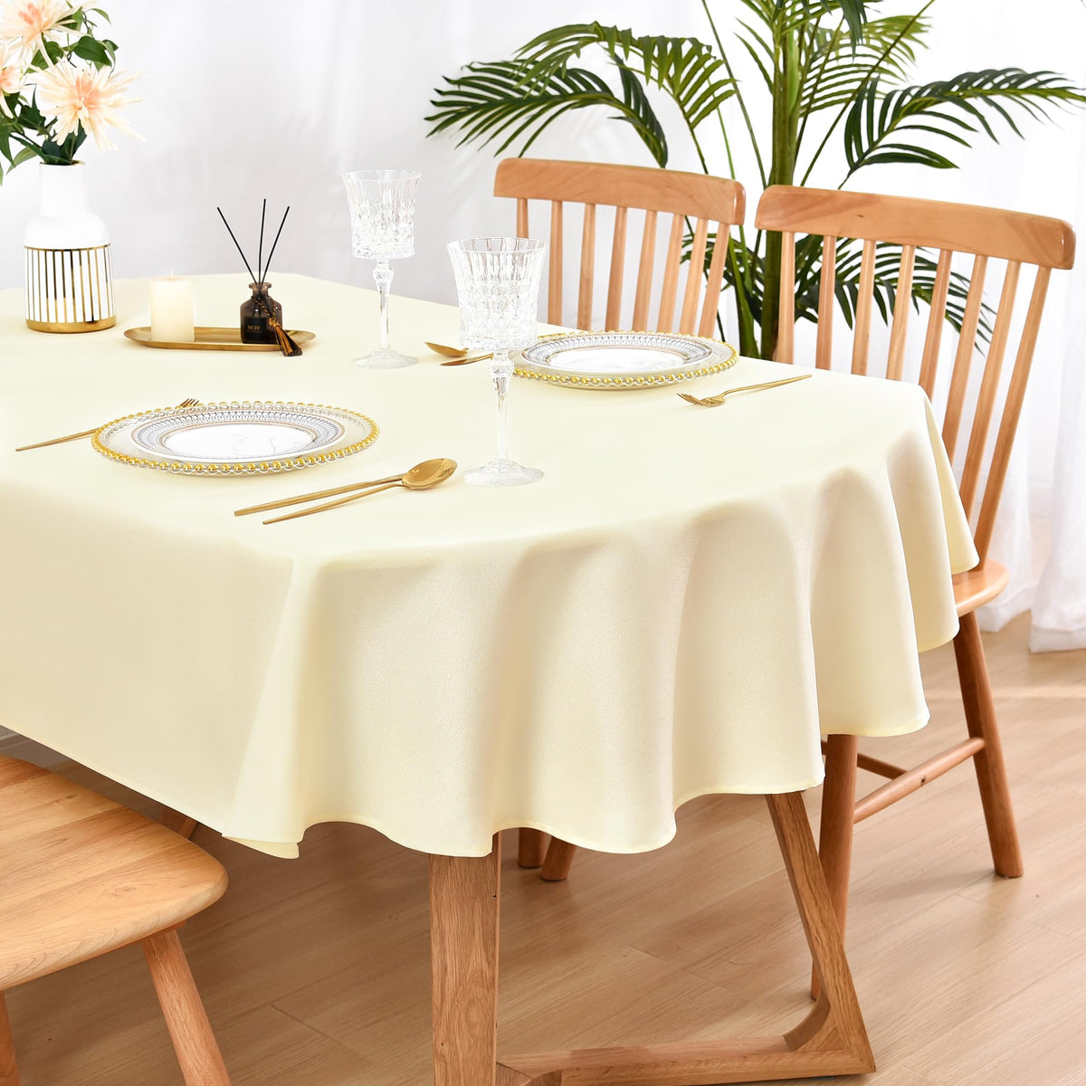 Mantel oval Wolkemer marfil sobre mesa, tejido de poliéster suave y duradero para uso diario.