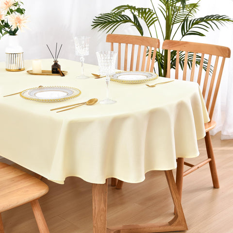 Mantel oval Wolkemer marfil sobre mesa, tejido de poliéster suave y duradero para uso diario.