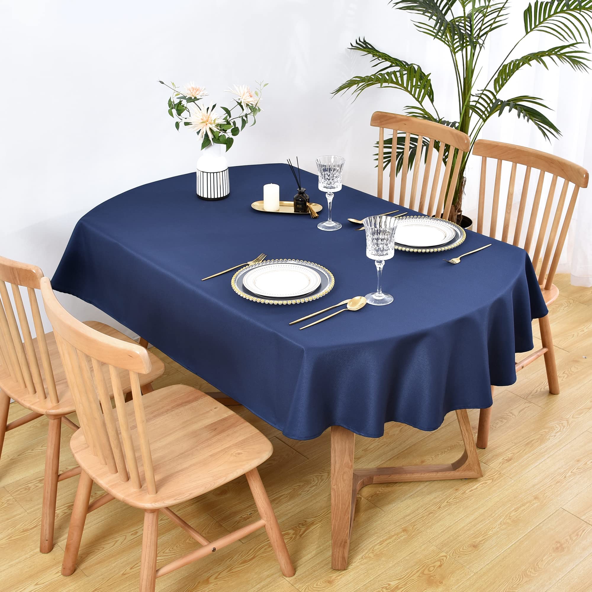 Mantel ovalado Wolkemer para comedor en azul marino, ideal para reuniones formales.