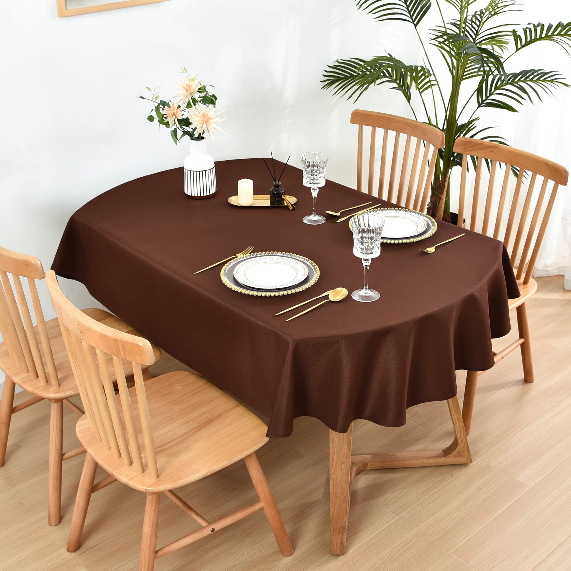 Mantel Wolkemer ovalado con bordes remallados para acabado limpio.