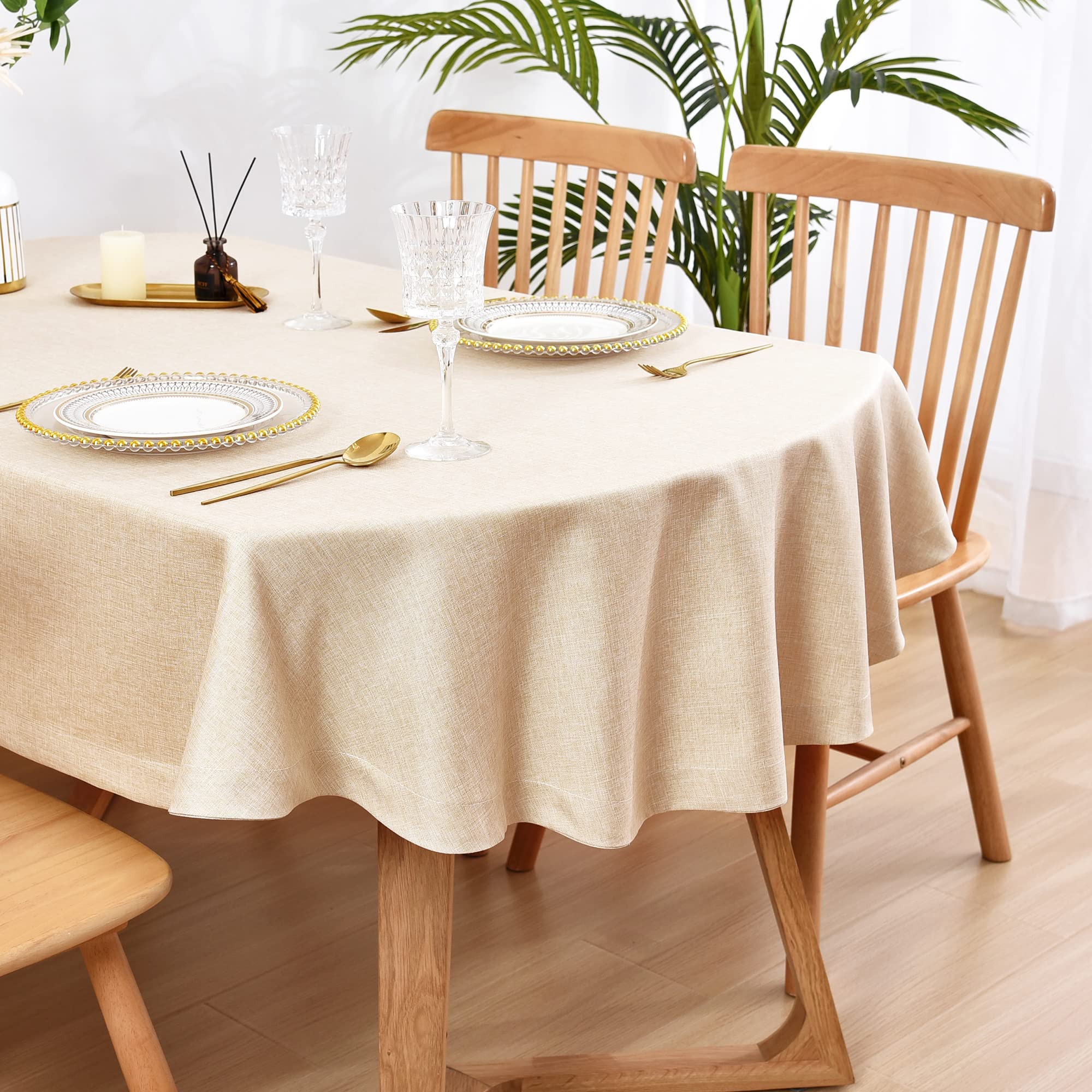 Mantel ovalado Wolkemer de poliéster beige con acabado antiarrugas para uso diario.