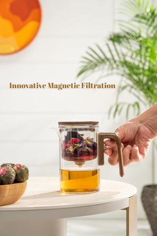 Tetera de vidrio con mango aislante para verter con seguridad.