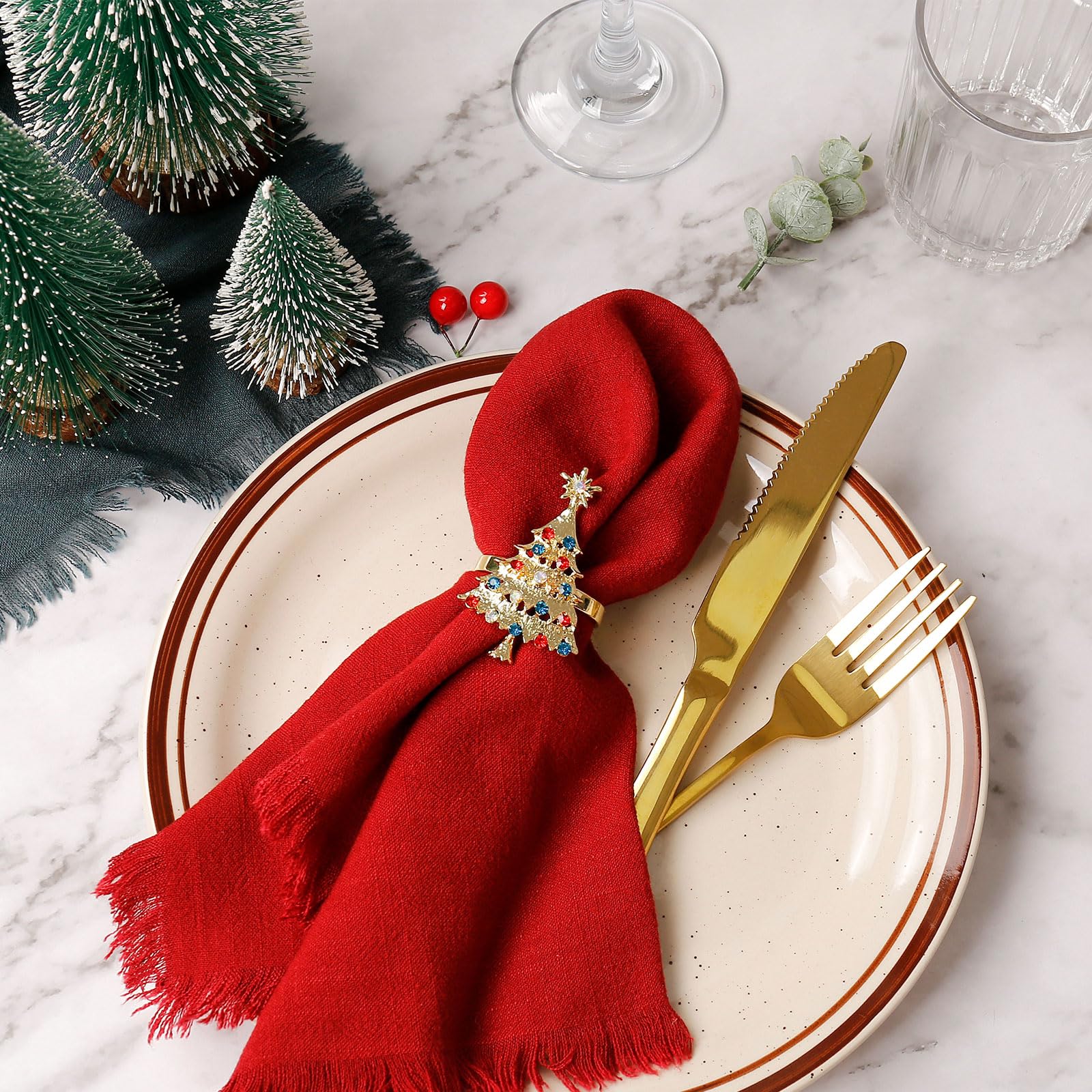 Detalles en rojo intenso de las servilletas Wonlex para la mesa festiva