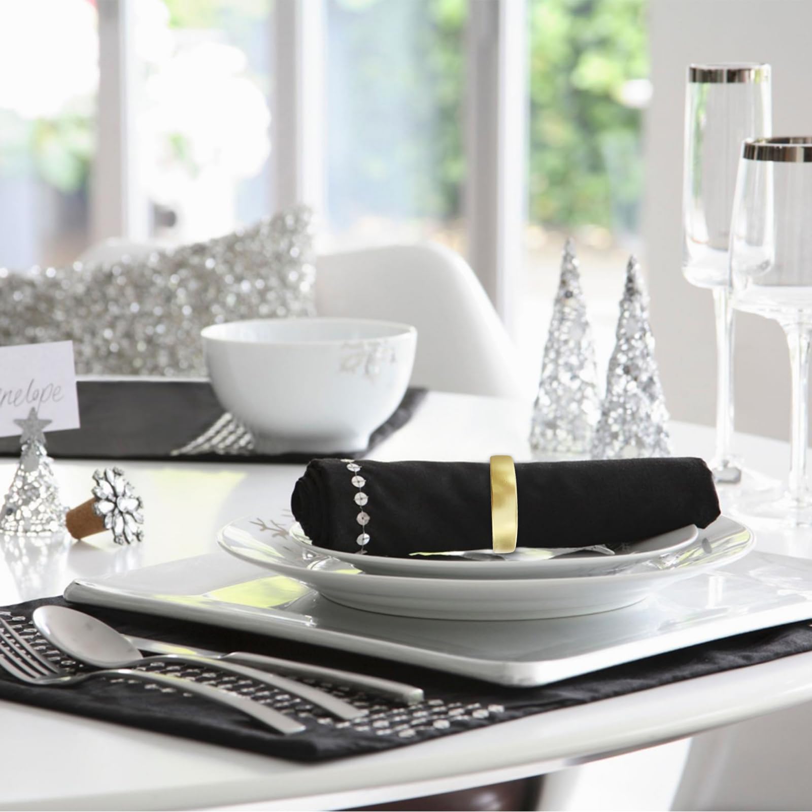 Set de ocho anillos dorados mate Wonlex para la mesa de comedor.