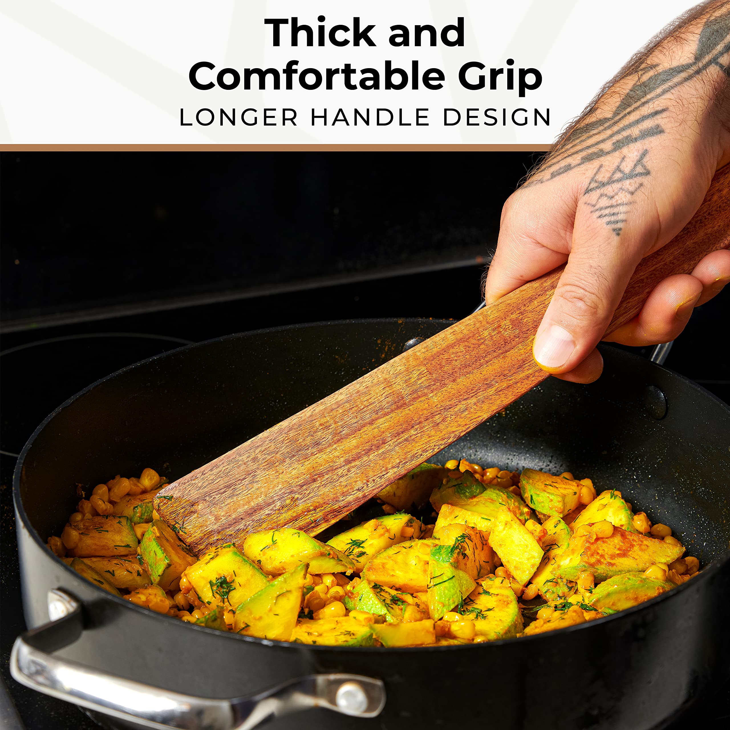 Mango ergonómico y grueso de teca para mayor control al cocinar.