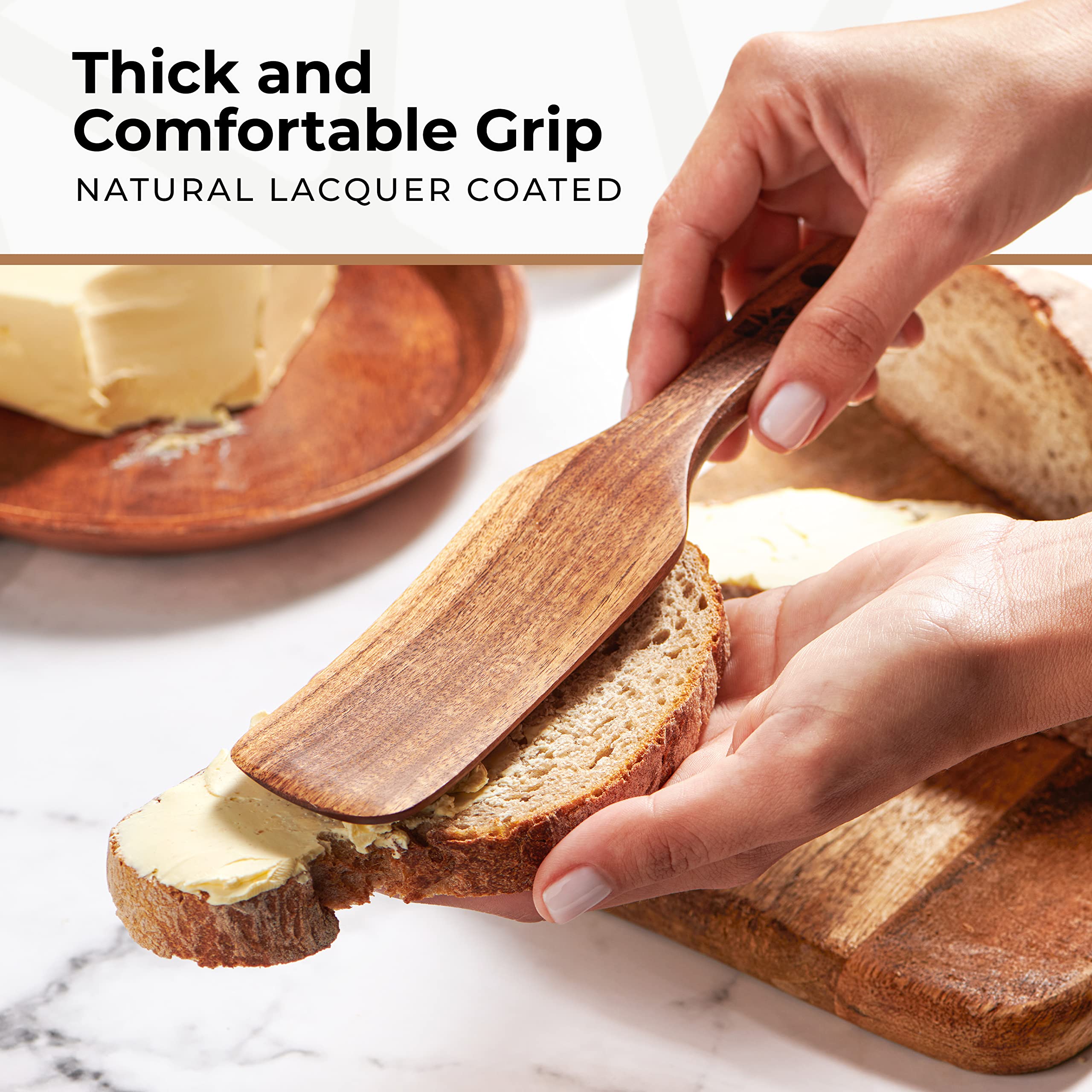 Primer plano del grano natural de la teca en utensilio Woodenhouse