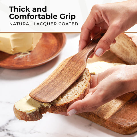 Primer plano del grano natural de la teca en utensilio Woodenhouse