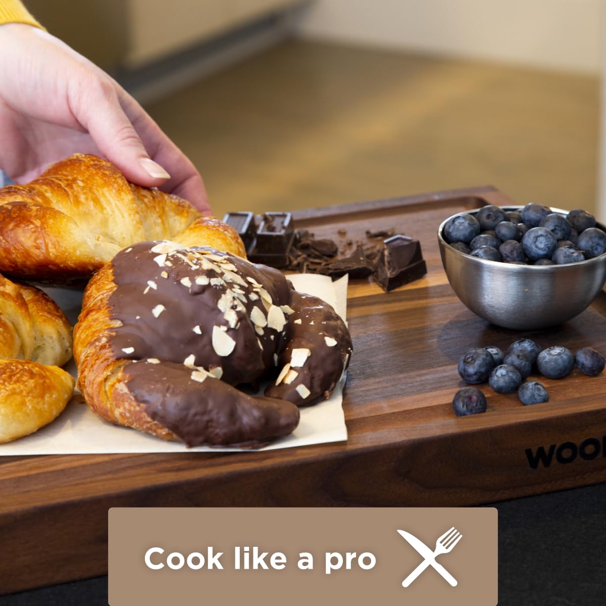 WoodForChef tabla-cortar-nogal-americano-con-canal-jugos: mantiene la mesa limpia al cortar carne.