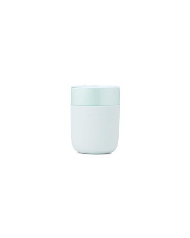 Taza Porter de W&P con funda de silicona, ideal para llevar café reutilizable.