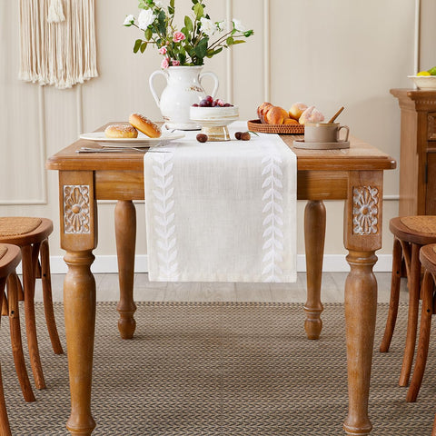 Wracra detalle bordado crewel, hojas sobre lino natural, textura suave y premium