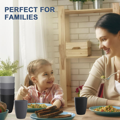 Familia usando tazas Wrova en exterior o casa