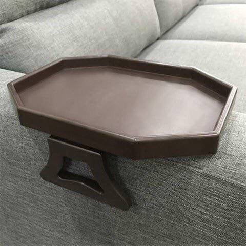 Xchouxer mesa clip para brazo de sofá, acceso rápido a bebidas y control remoto.