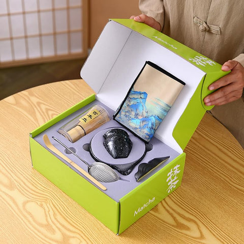 XhiGeUFG presentación de té matcha listo para disfrutar.