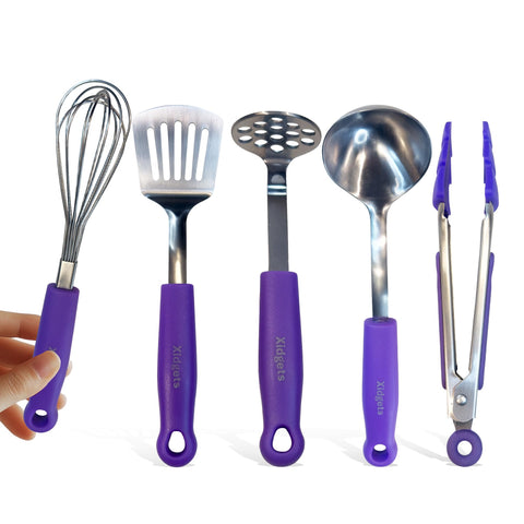 Xidgets juego utensilios mini en caja de acero inoxidable, ideal para cocinas pequeñas.