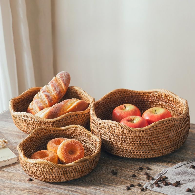 Cesta XIMISISE de ratán añade calidez decorativa y organización.