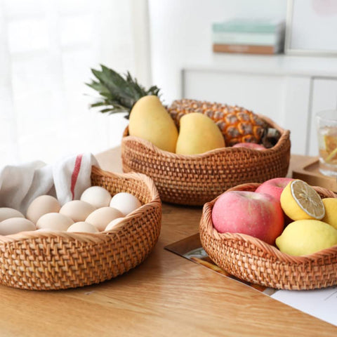 Cesta XIMISISE de ratán para fruta fresca en la encimera.