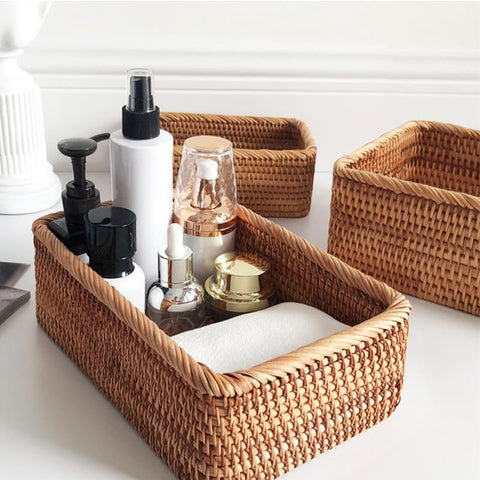 XIMISISE cestas de rattan para baño, organizando artículos de cuidado personal.