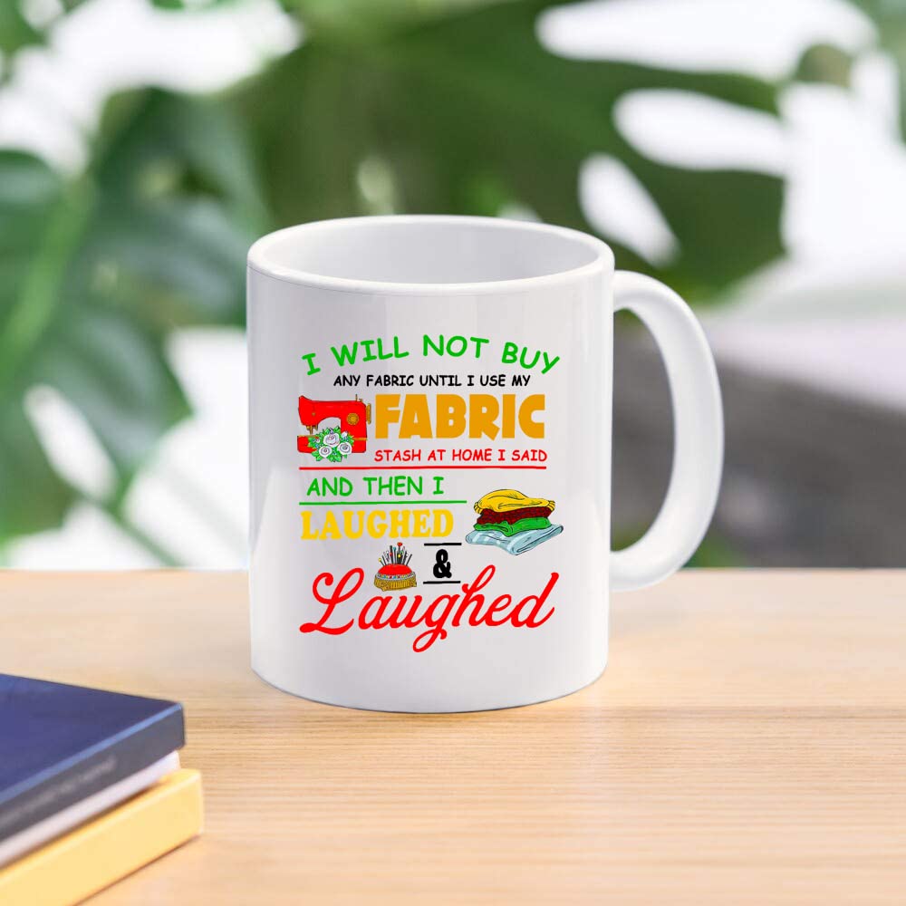 Taza Xmpls con asa en C y diseño de costura para uso diario.