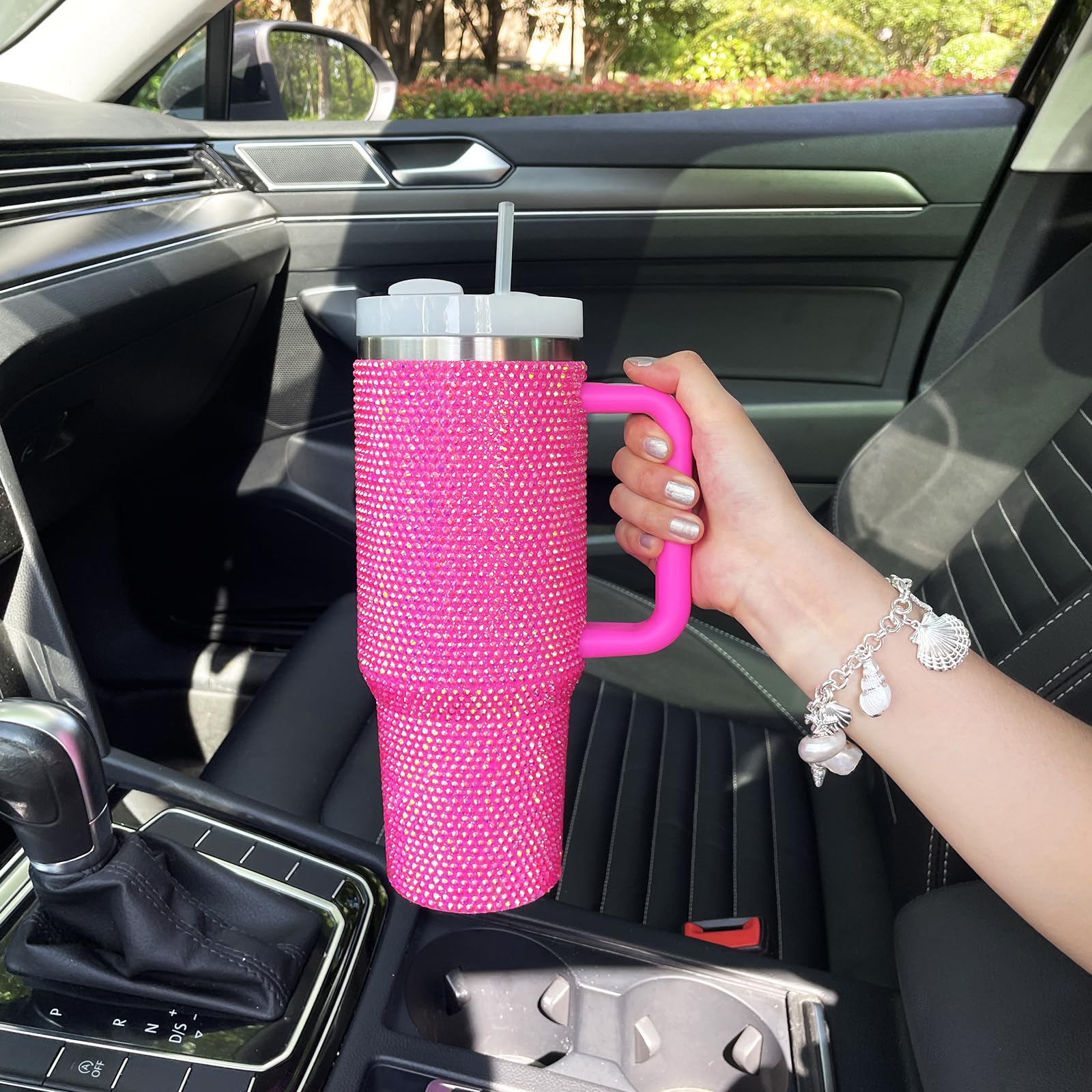Diseño para portavasos de coche, evita derrames durante el viaje.