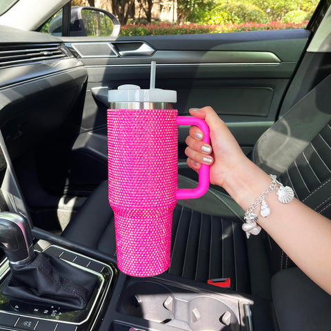 Diseño para portavasos de coche, evita derrames durante el viaje.