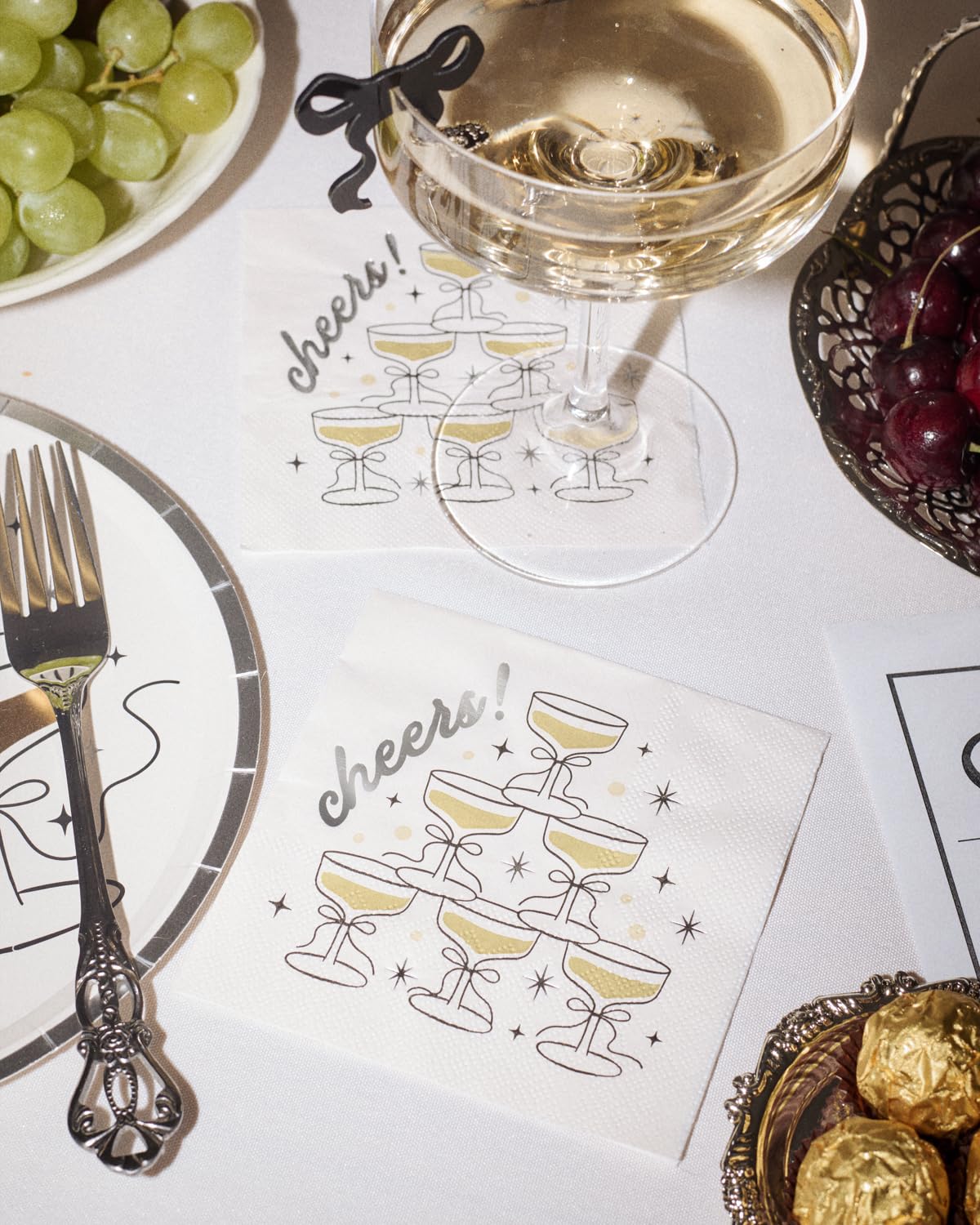 Copas de champán doradas xo Fetti para brindis elegantes.