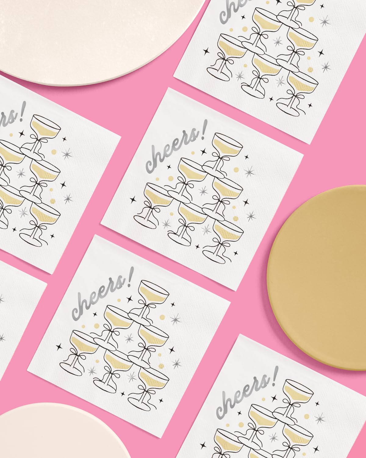 Detalle dorado cheers en servilletas xo Fetti.