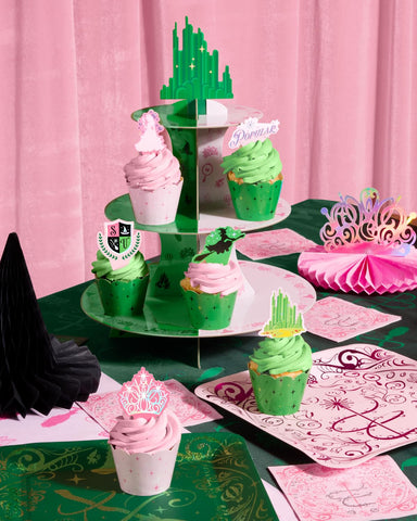 Detalle sombrero bruja y tiara en torre xo-fetti, toque mágico para la mesa.