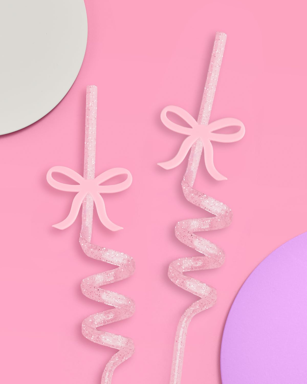Pajilla con colgante acrílico: detalle lazo, ideal como decoración.