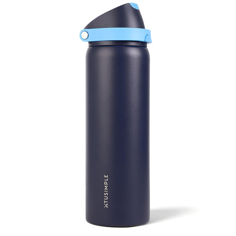 XTUSIMPLE botella 32oz aislada frente: mantiene bebidas frías durante viajes.