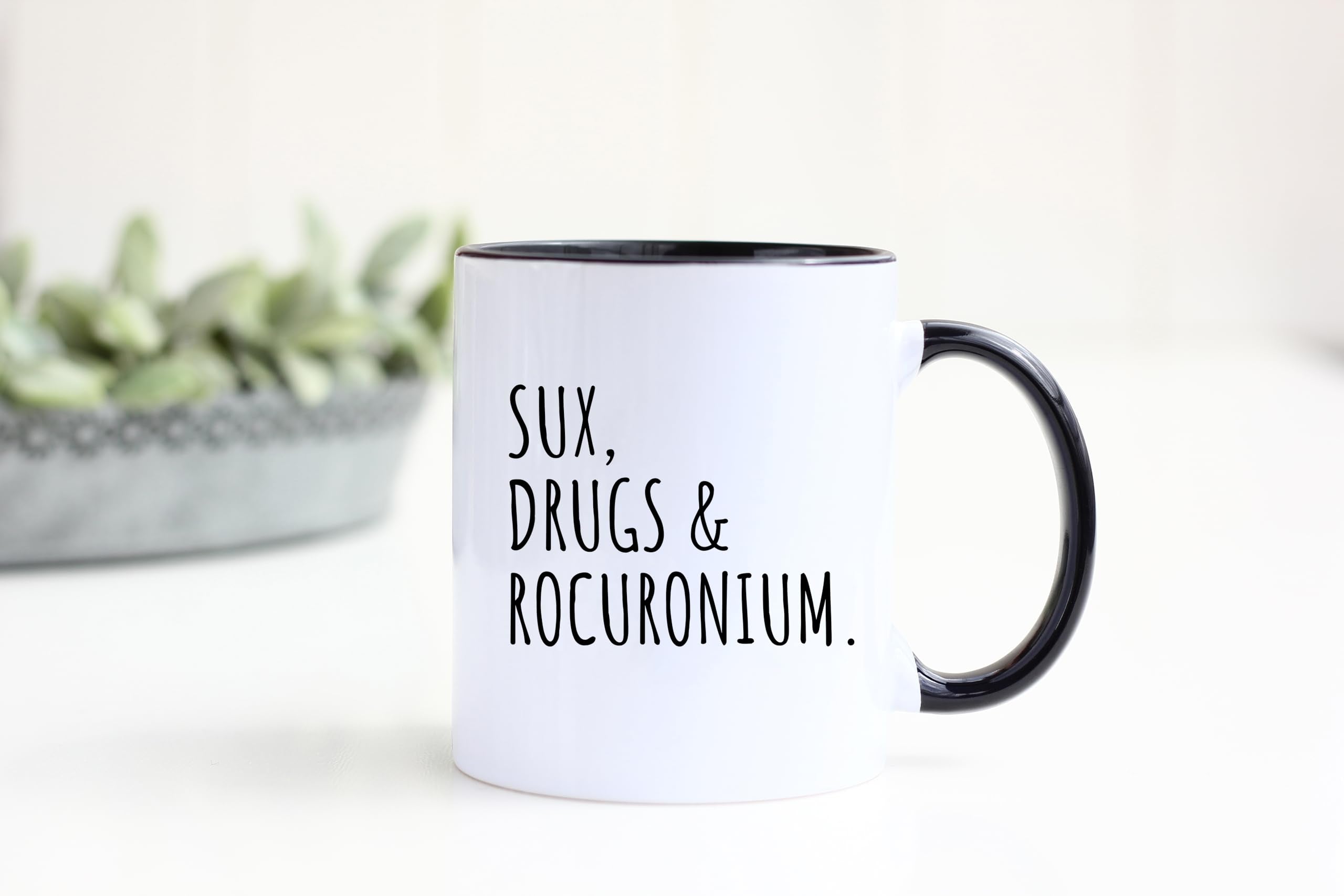 Taza cerámica Yalocib 11oz con impresión detallada, perfecta para café matutino.